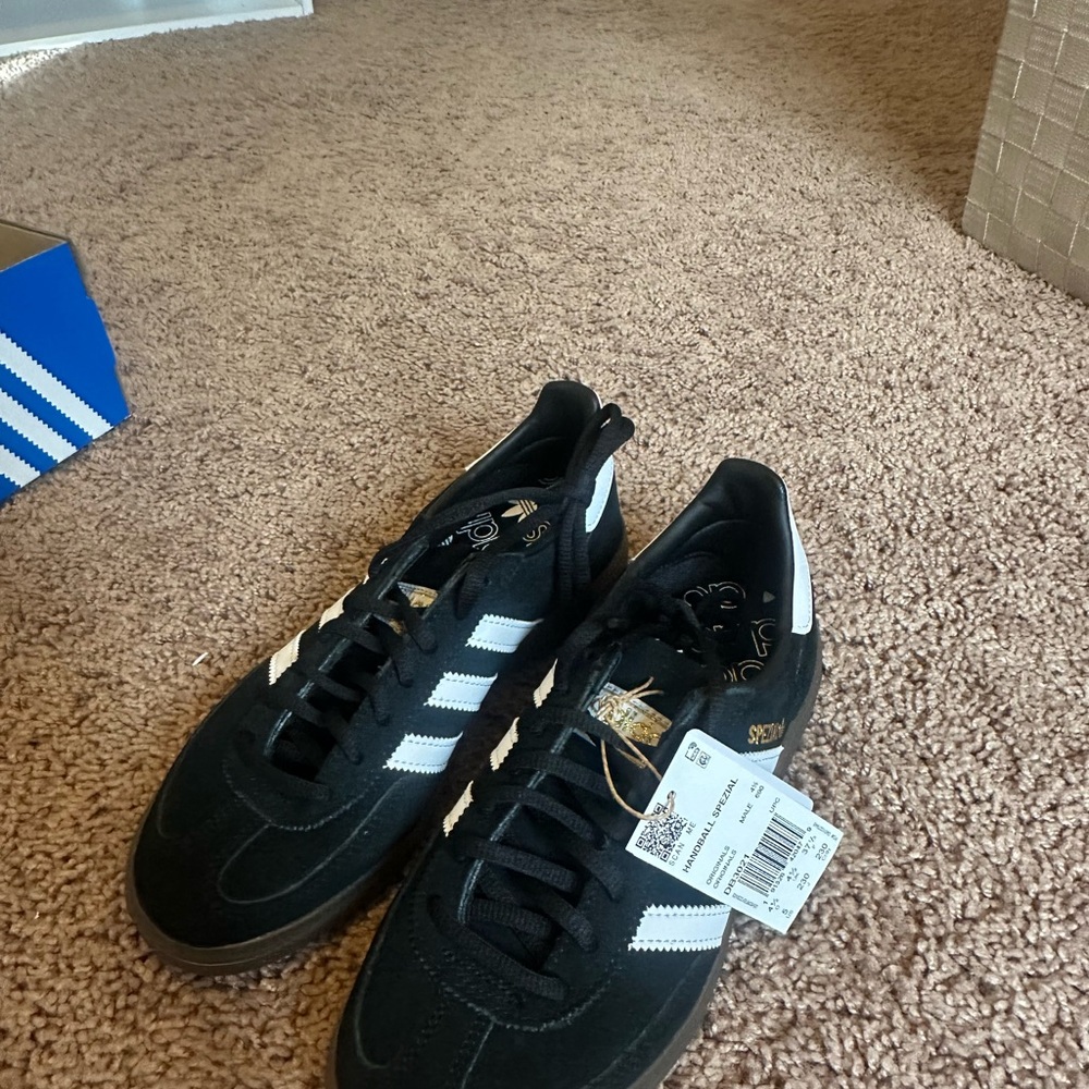adidas Black/White Men’s Classic Low-Top Sneakers